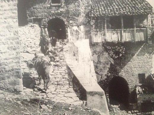 Architetture del borgo in una fotografia storica