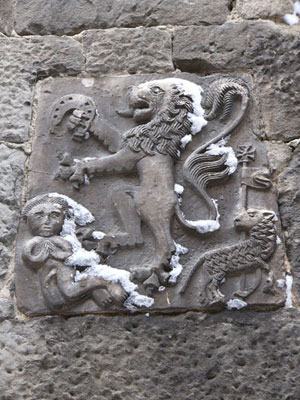 Bassorilievo in pietra nel borgo