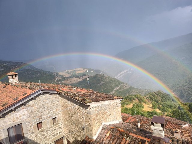 Arcobaleno sopra i tetti di Poggio
