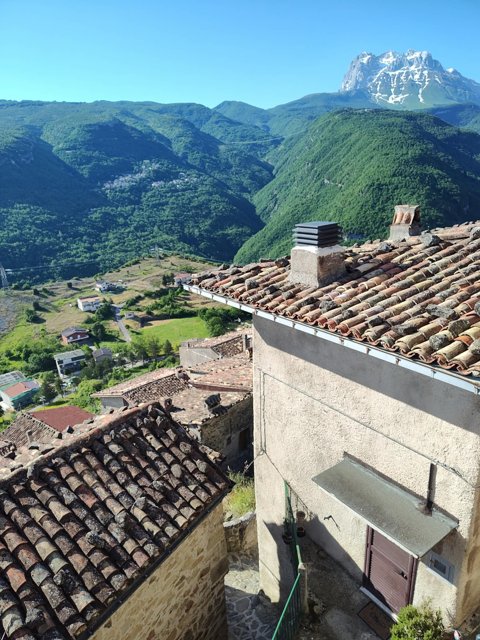 Tra i tetti e le montagne