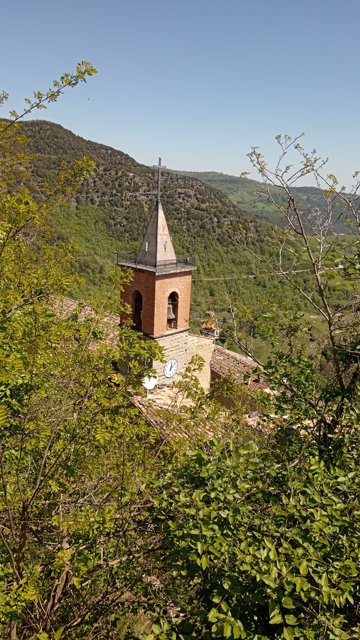 Il campanile tra il verde