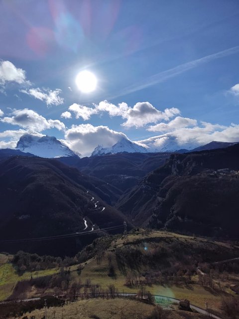 Le montagne innevate e la luce del sole