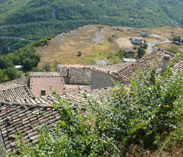 I tetti di Poggio affacciati sulla valle