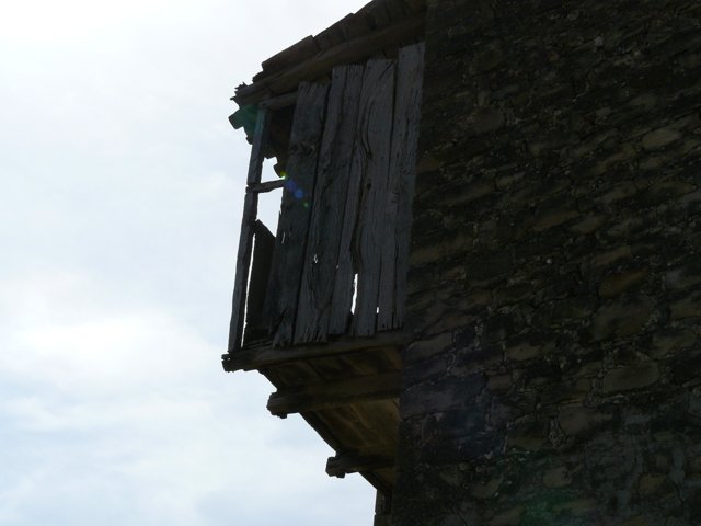 Legno e pietra tra le case del borgo
