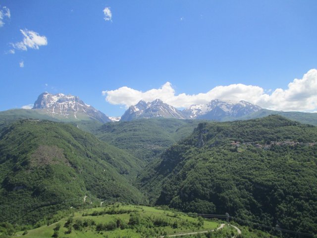 Le montagne oltre la valle