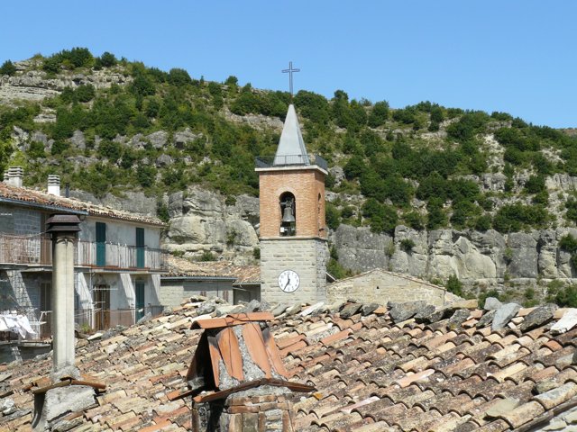 Il campanile sopra i tetti