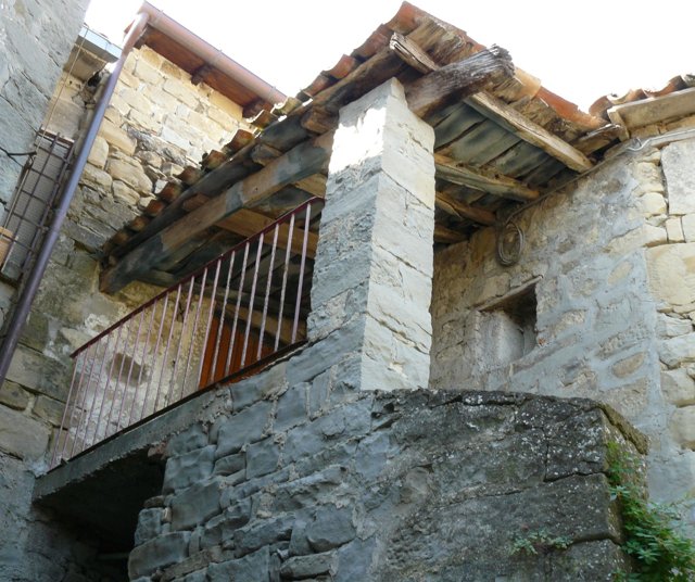 Un balcone tra pietra e legno