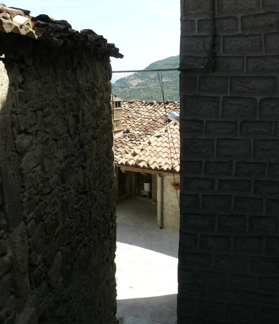 Uno scorcio tra le case in pietra