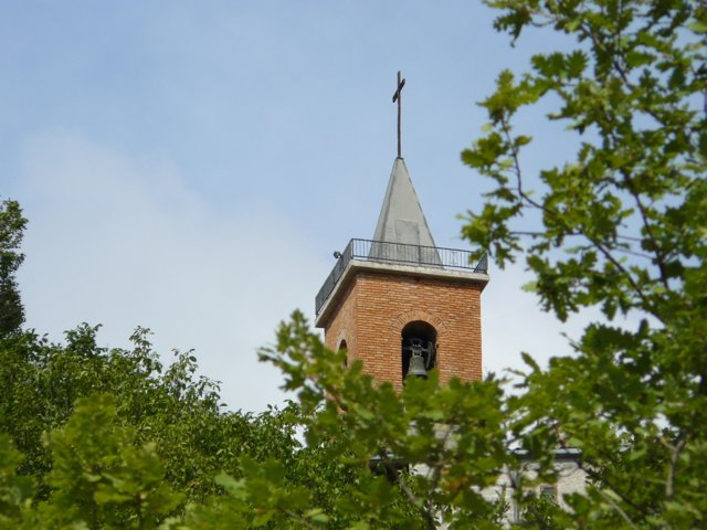 Il campanile incorniciato dalle foglie