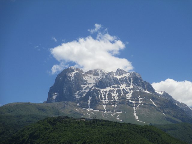 La montagna sotto le nuvole