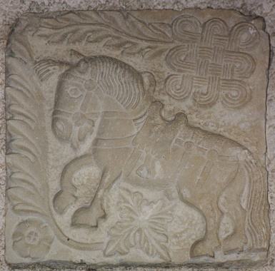 Figura scolpita in un bassorilievo