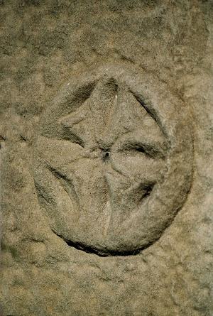 Dettaglio di un simbolo in pietra