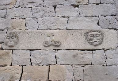 Volti e simboli su un architrave